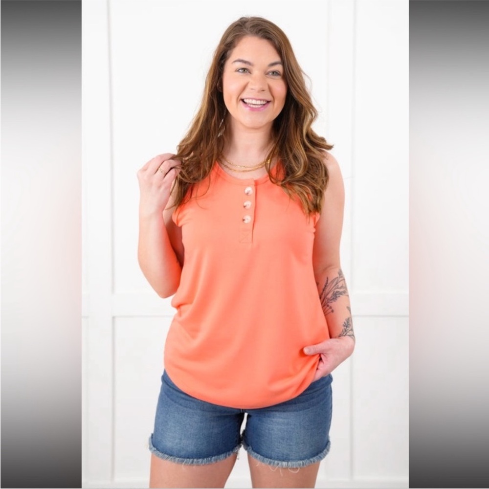 ANDREE BY UNIT Sleeveless Coral Tank Top. Womens Size Small. NWT. Button details